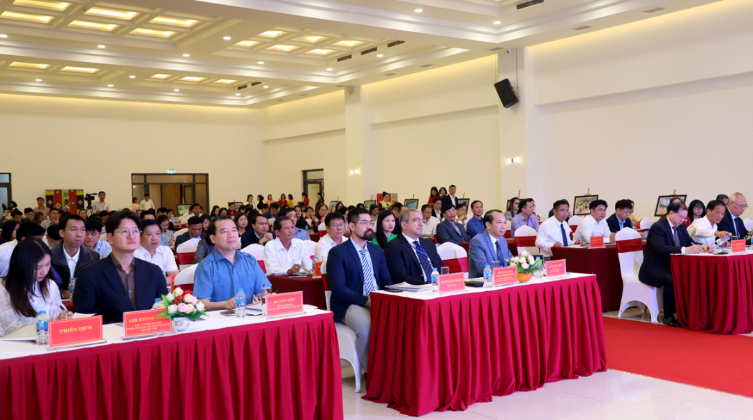 Các đại biểu đã thực hiện nghi thức công bố sản phẩm du lịch “Một hành trình hai công viên”, liên kết giữa Công viên địa chất toàn cầu UNESCO Cao nguyên đá Đồng Văn tỉnh Hà Giang và Công viên địa chất toàn cầu UNESCO Non nước Cao Bằng.